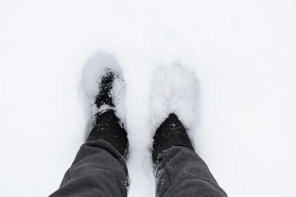 Pies Femeninos Nieve Caminata Invierno Botas Nieve —  Fotos de Stock