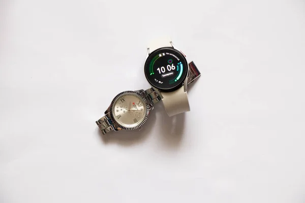 Ucrania Dnipro 2021 Reloj Inteligente Samsung Galaxy Watch Sobre Fondo — Foto de Stock