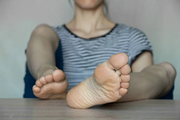 Girl Sits Her Feet Table Women Feet Table Rest — Foto Stock