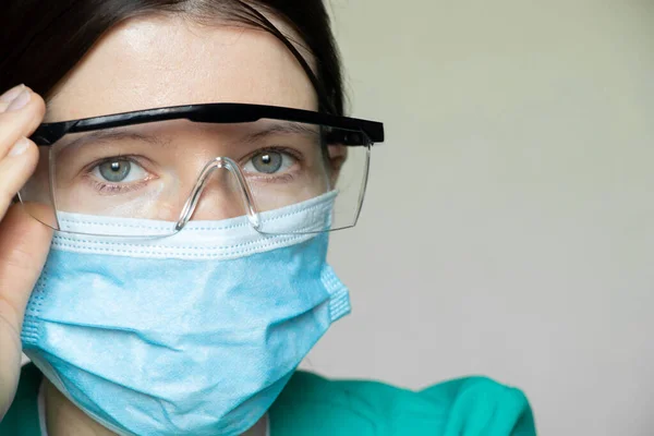 Médico Con Una Máscara Médica Gafas Primer Plano Sobre Fondo —  Fotos de Stock