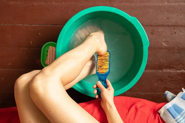 Girl Washes Her Feet Bowl Floor Wooden House Wash Her — Stockfoto