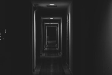 Gece uzun bir koridorda, bir apartmanda karanlık bir koridor.