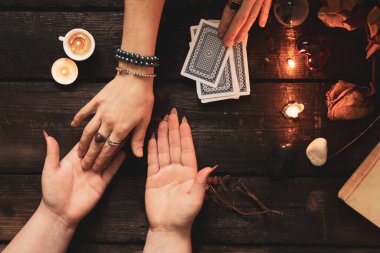 Tarot falcısı, büyü ve okült, okült bilim, kehanet ve kehanetler, cadı