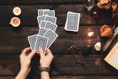 Tarot falcısı, büyü ve okült, okült bilim, kehanet ve kehanetler, cadı