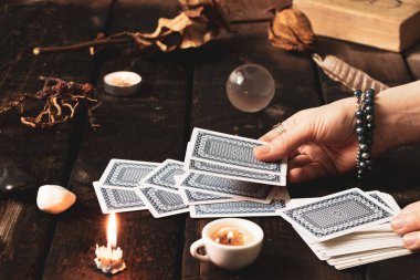 Tarot falcısı, büyü ve okült, okült bilim, kehanet ve kehanetler, cadı