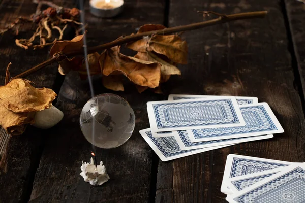 La baraja de las tarjetas para la adivinación se encuentra sobre la mesa de madera, la adivinación sobre las tarjetas —  Fotos de Stock