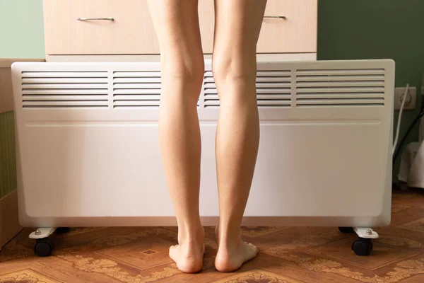 Gambe Della Ragazza Preso Batteria Casa Appartamento Una Batteria Calda — Foto Stock