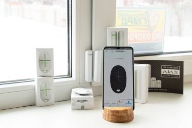 Ukrayna Dnepr 29.01.2022 - Yeni Ajax kablosuz alarmı evin penceresinde ve telefonunda uygulama, hırsız alarmı, hırsız alarmı, akıllı ev ve koruma