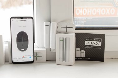 Ukrayna Dnepr 29.01.2022 - Yeni Ajax kablosuz alarmı evin penceresinde ve telefonunda uygulama, hırsız alarmı, hırsız alarmı, akıllı ev ve koruma