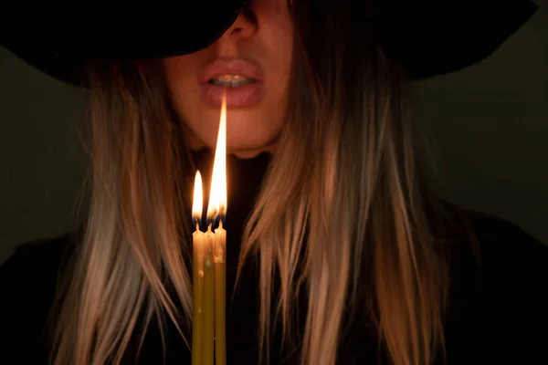 속검은 모자를 소녀가 촛불을 촛불을 — 스톡 사진
