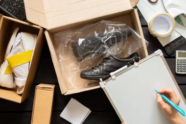 Kadın çevrimiçi mağazası, küçük işletme sahibi, girişimci, paketleme çantası, posta kutusu hazırlama paketi. E-ticarette sevkiyat konsepti düştü. Ürün ambalajı.