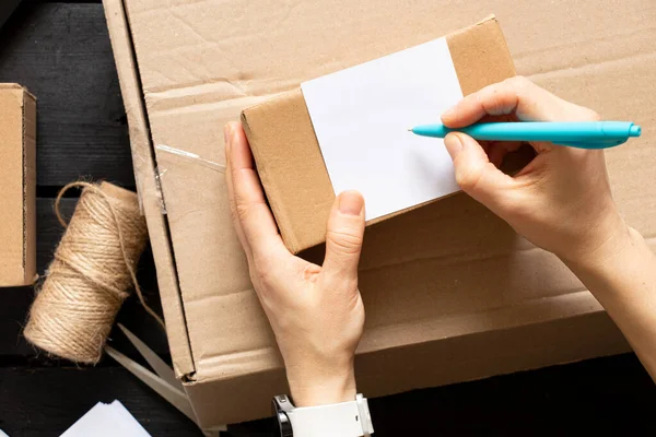 Tienda Línea Las Mujeres Dueño Pequeña Empresa Empresario Bolsa Embalaje —  Fotos de Stock