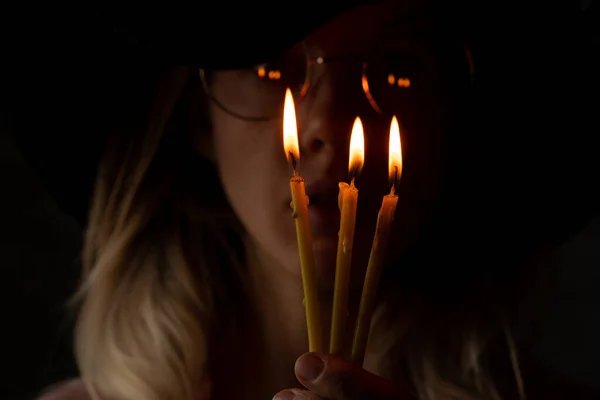 Une Fille Dans Chapeau Noir Dans Noir Tient Une Bougie — Photo