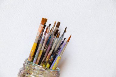 İzole edilmiş bir arka plan yakın plan, hobi ve yaratıcılık sanatçısı üzerine suluboya boya fırçalar