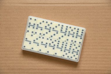 Kahverengi kağıt üzerinde domino taşları. Yakın plan, domino etkisi.