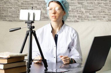 Medikal formda doktor çevrimiçi eğitim ve danışmanlık hizmetlerini telefonla, çevrimiçi tıp konferansı, doktor ve çevrimiçi eğitim yoluyla yürütür.