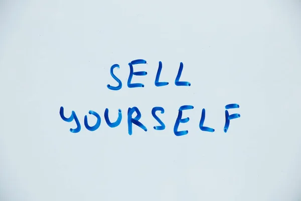Kendini Mavi Kalemle Beyaz Tahtaya Yaz Ticaret Sloganı — Stok fotoğraf
