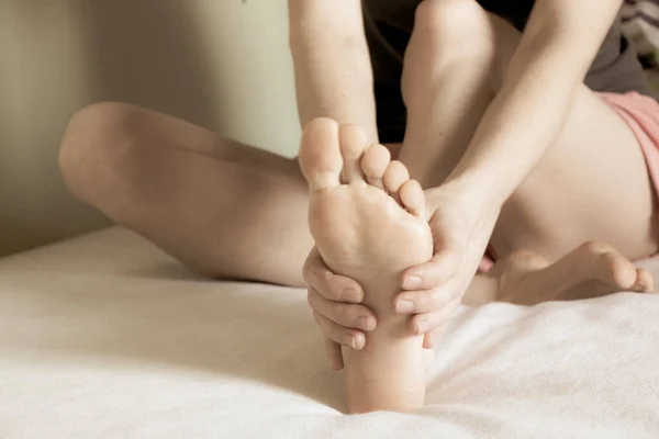 Голі Ноги Дівчини Ліжку Вдома Відпочинок Вихідних Ноги — стокове фото