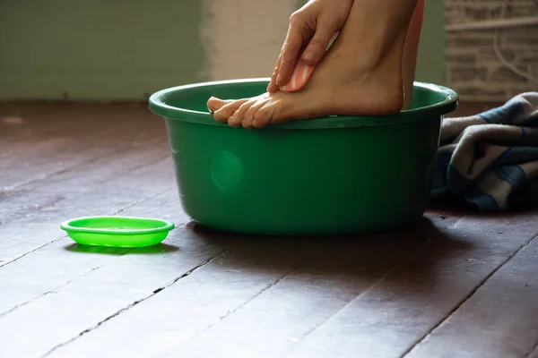 Dziewczyna Myje Nogi Zielonej Umywalce Wodą Drewnianej Podłodze Domu Pielęgnacja — Zdjęcie stockowe