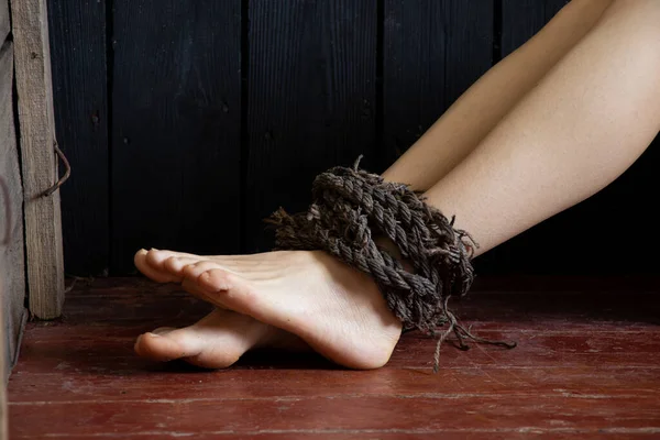 Frauenbeine Der Zimmerecke Mit Einem Alten Schmutzigen Seil Gefesselt Sklaverei — Stockfoto
