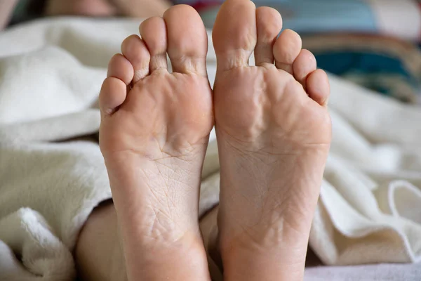 Bare Feet Girl Bed Home Rest Weekend Feet — Stock Photo, Image