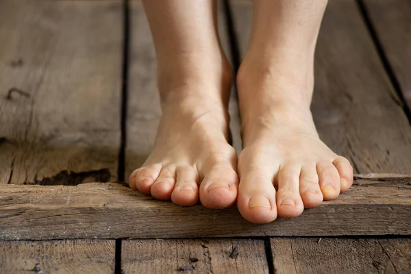 Une Fille Aux Pieds Nus Marche Sur Vieux Plancher Bois — Photo