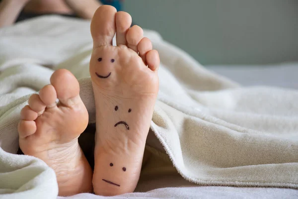 Smile Sad Emoticons Drawn Girl Leg Legs Bed Funny Emoticons — стоковое фото