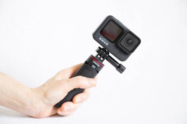 Ukrayna Dnepr 14.02.2022 - Beyaz arka planda bir tripodda profesyonel 9 kamera, 4k kamera