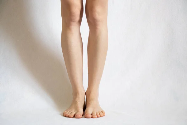 Female Bare Legs White Background Close Feet White — Stock Photo, Image