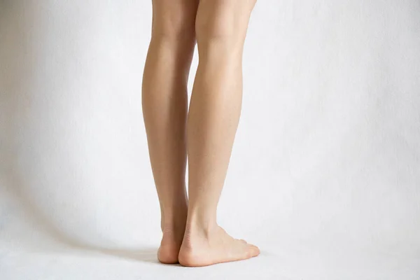Weibliche Nackte Beine Auf Weißem Hintergrund Großaufnahme Füße Auf Weißem — Stockfoto