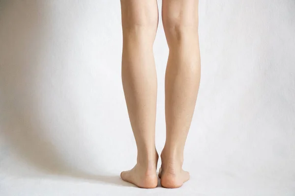 Weibliche Nackte Beine Auf Weißem Hintergrund Großaufnahme Füße Auf Weißem — Stockfoto