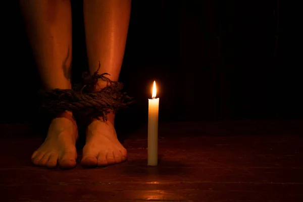 Kinderbeine Werden Dunkeln Mit Einem Seil Der Nähe Einer Kerze — Stockfoto