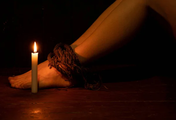 Дитячі Ноги Пов Язані Мотузкою Темряві Біля Свічки Язниці Рабства — стокове фото