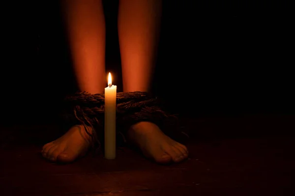 Kinderbeine Werden Dunkeln Mit Einem Seil Der Nähe Einer Kerze — Stockfoto