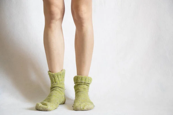 Vrouwelijke Benen Groene Gebreide Sokken Een Witte Achtergrond Close — Stockfoto