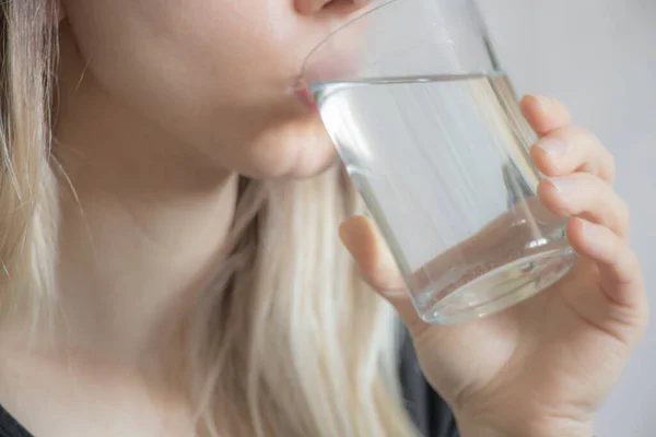 Meisje Drinkt Water Uit Een Glas Water Een Glas — Stockfoto
