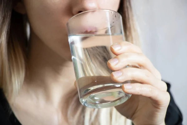 Meisje Drinkt Water Uit Een Glas Water Een Glas — Stockfoto