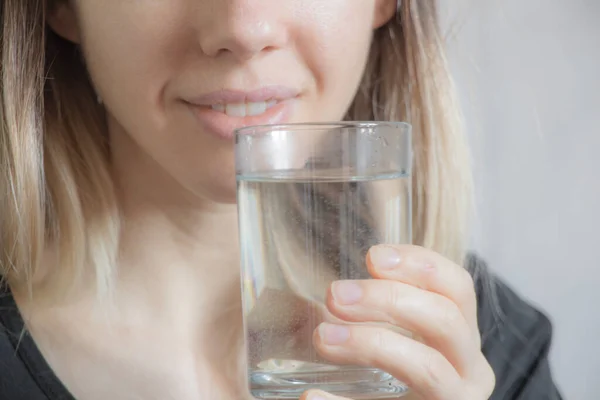 Chica Bebe Agua Vaso Agua Vaso — Foto de Stock