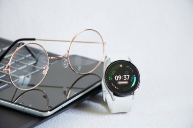 Ukrayna Dnepr 17.02.2021 - Akıllı saat Samsung Galaxy Saat 4.40 mm ve telefon beyaz bir masa, teknoloji, akıllı saat, saat ve dizüstü bilgisayarda yatıyor