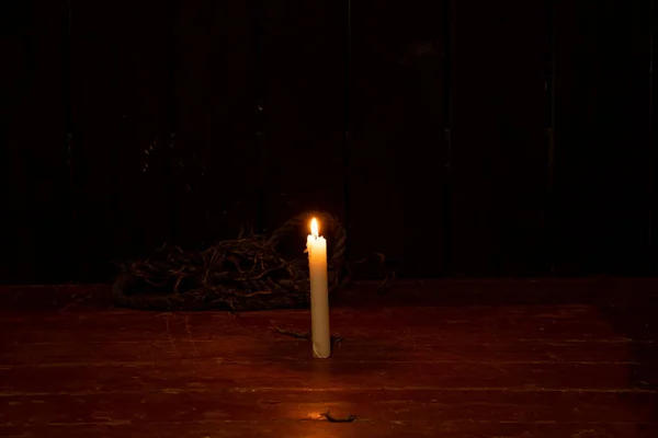 Gyertya Láng Egy Sötét Szobában Padlón Sarokban Gyász Vallás — Stock Fotó