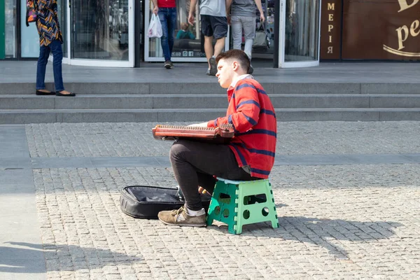 Украина Днепр 2021 Уличный Музыкант Играет Гитаре Улице Центре Города — стоковое фото