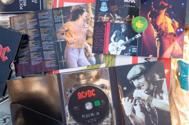 Ukrayna Dnepr 18.02.2022 - Mağazada satılık AC DC müzik diski, müzik koleksiyonunda rock müzisyeni