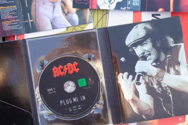Ukrayna Dnepr 18.02.2022 - Mağazada satılık AC DC müzik diski, müzik koleksiyonunda rock müzisyeni