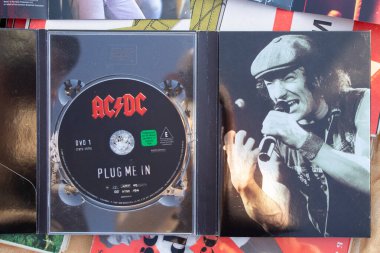 Ukrayna Dnepr 18.02.2022 - Mağazada satılık AC DC müzik diski, müzik koleksiyonunda rock müzisyeni