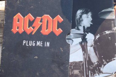 Ukrayna Dnepr 18.02.2022 - Mağazada satılık AC DC müzik diski, müzik koleksiyonunda rock müzisyeni