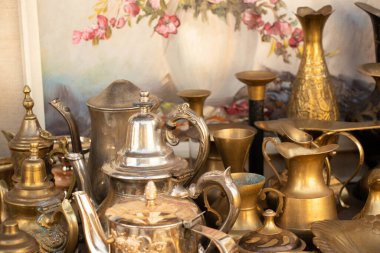 Raflarda bakır antika sürahiler, antika bakır çatal bıçak koleksiyonu, antikalar.