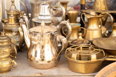 Raflarda bakır antika sürahiler, antika bakır çatal bıçak koleksiyonu, antikalar.