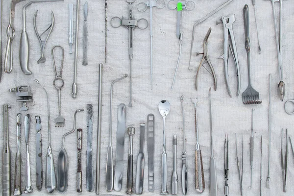 一套白色背景的旧医疗器械夹钳 刀片和剪刀 医疗实践 — 图库照片