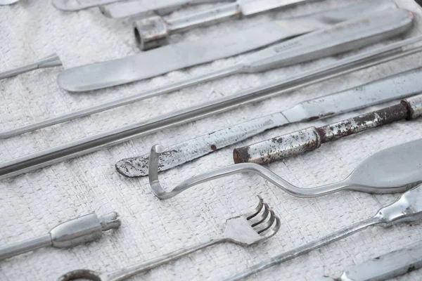 一套白色背景的旧医疗器械夹钳 刀片和剪刀 医疗实践 — 图库照片