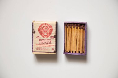 Ukrayna Dnepr 20.02.2022 - 15 Ocak 1970 tarihinde tahta bir kutuda eski Sovyet kibritleri çekiç ve orak arması, eski vintage koleksiyonu